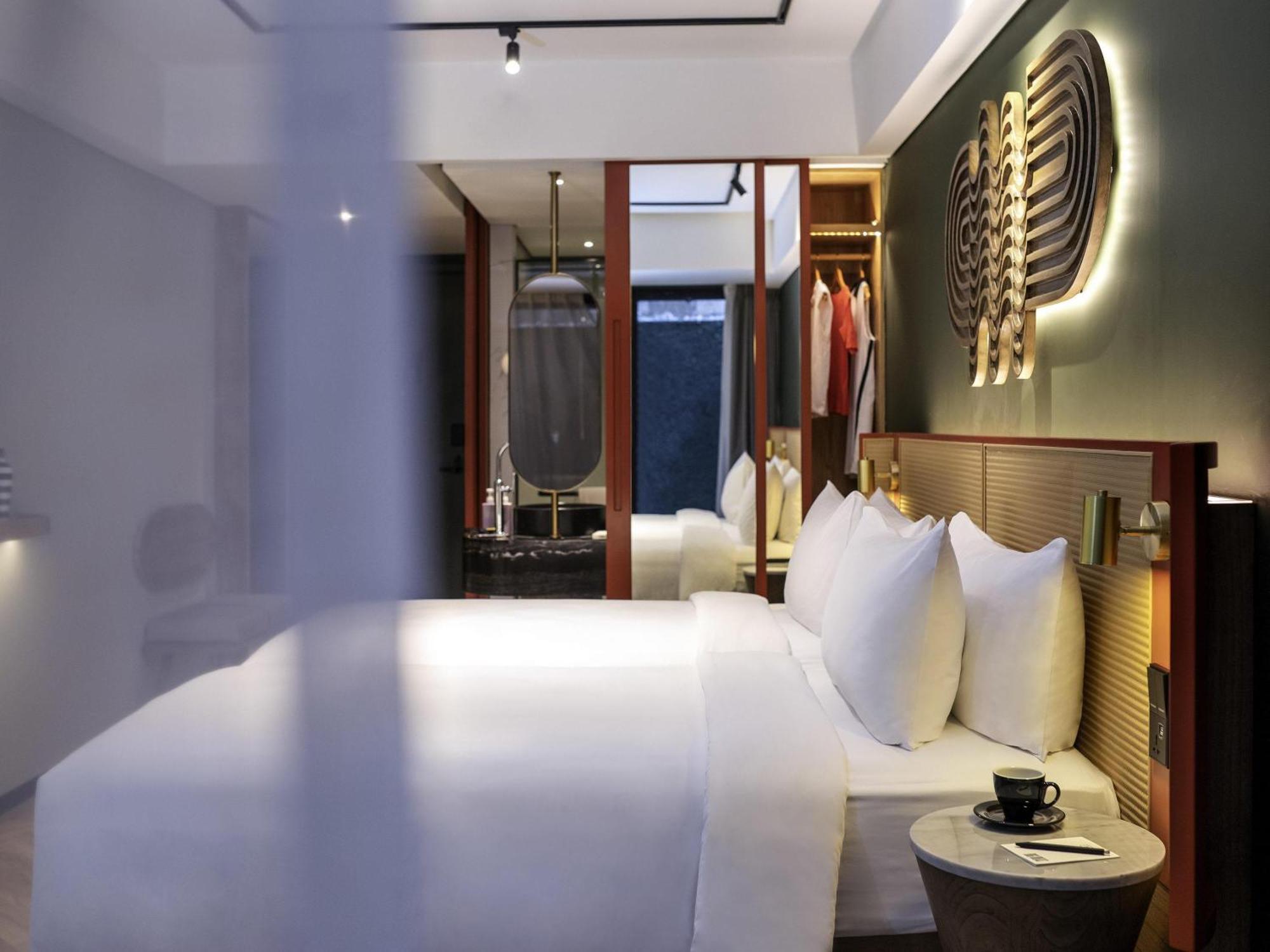 TRIBE Comfort King Room One King Bed Unlimited Self-Service Laundry